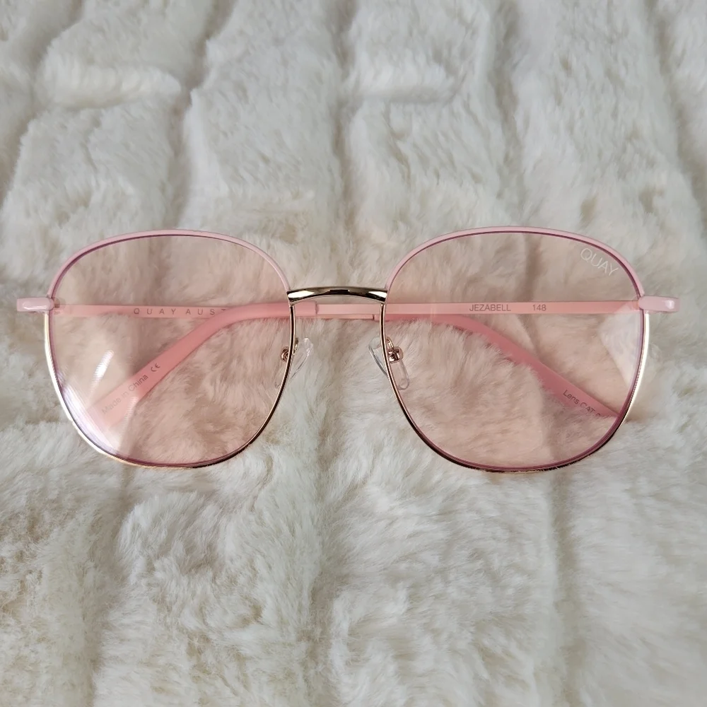 QUAY // ltd ed pink jezabel round frame blue light glasses